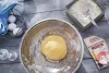 Приготувати тісто: борошно просіяти, змішати з сіллю. Додати жовтки та яйця, замісити тісто. Вимішувати протягом 10 хвилин. Додати майонез, вимішати ще 3 хвилини. Замотати в плівку й заховати в холод на годину.