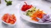 Нарізати соломкою перець, помідор, огірок, цибулю й моркву. Додати приправу, петрушку і м’яту.