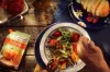 До макаронів додайте помідори чері, руколу або листя салату та нарізану довгими смужками курку.