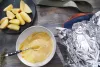 Картоплю (неочищену) наріжте скибками та перемішайте в соусі.