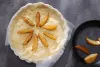 На поверхні тіста рівномірно розподілити грушеву начинку, посипати тертим сиром. Поставити в тепле місце на 30 хвилин.