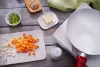 Підсмажити на вершковому маслі моркву до напівготовності з не дрібно порізаним часником. Наприкінці додати материнку й подрібнену зелену цибулю. Посолити.
