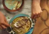 На тарілку викладіть порцію спагетті, зверху – гриби.