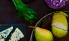 Салат з червоної капусти з блакитним сиром і грушею