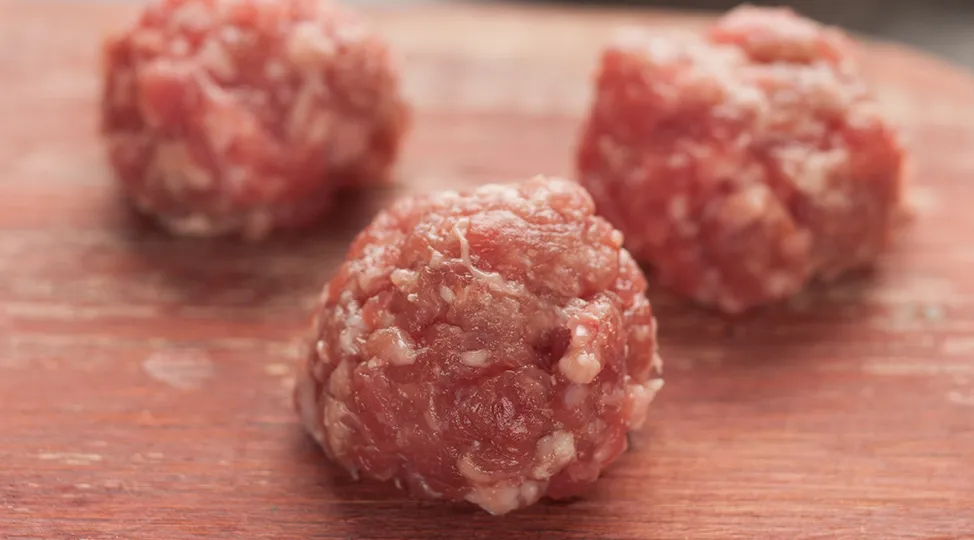 Фарш посолити, поперчити, сформувати круглі кульки і підсмажити.