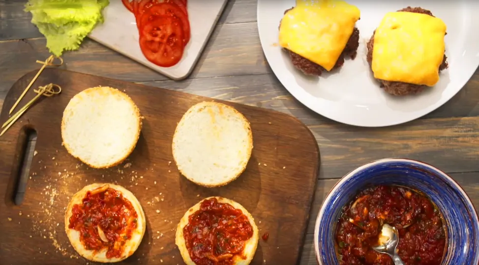 На розігріту сковороду або гриль налийте олію. Викладіть котлети, посоліть, поперчіть і, не перевертаючи, смажте 3 хвилини. Відтак переверніть, покладіть зверху сир і смажте ще 2 хвилини.