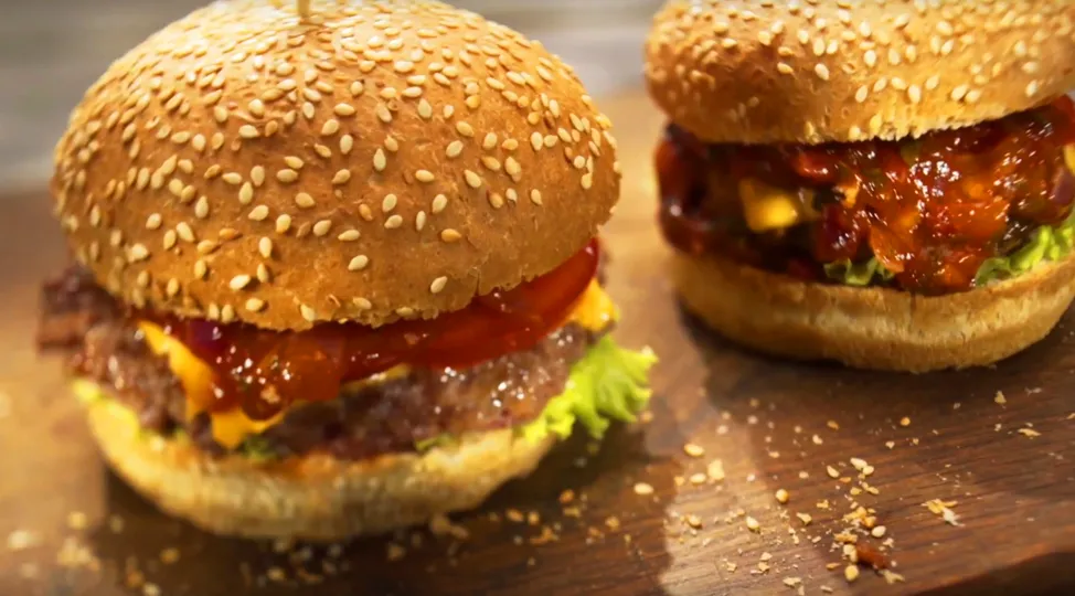 Проколіть шпажкою та подавайте до столу.