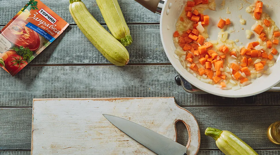 Додайте 2 кабачки, порізані на кубики середнього розміру, і 1 ст. л. цукру