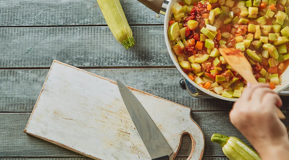 А для повноцінного смаку додайте 1 упаковку Заправки для борщу з болгарським перцем Торчин®. Ретельно перемішайте та тушкуйте 10 хв