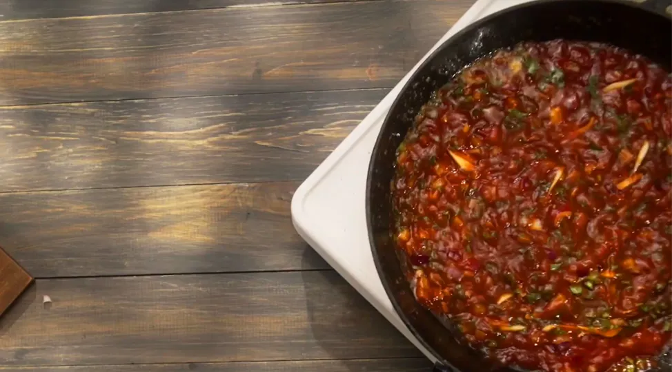 Соус: дрібно наріжте синю цибулю, відтак посічіть зелень, часник наріжте дрібною соломкою. Підсмажте часник на вершковому маслі. Додайте кетчуп, синю цибулю, рубаний часник.