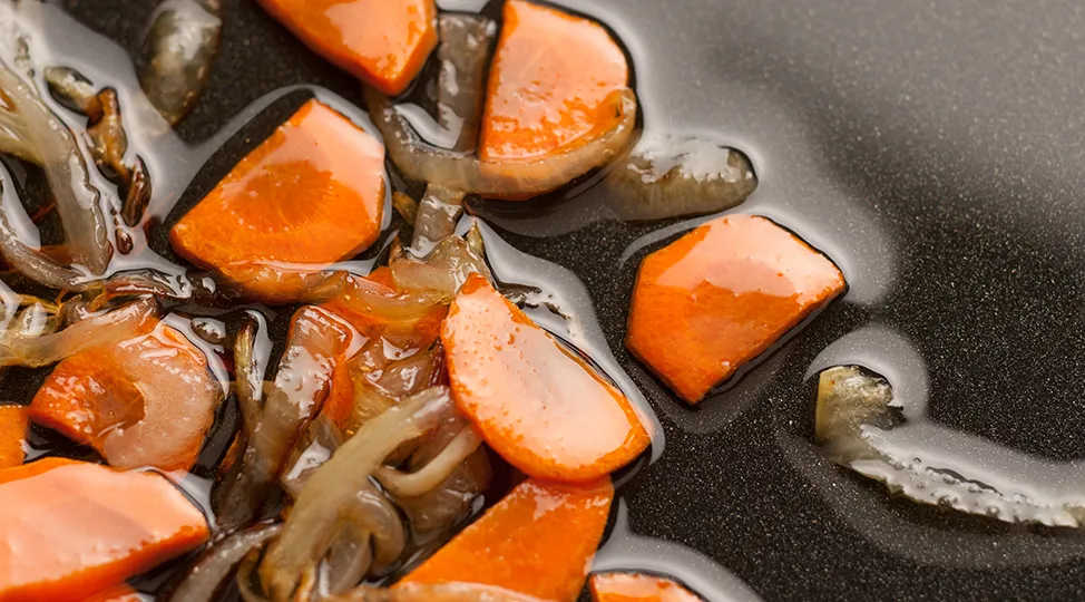 Овочі нарізати шматочками і смажити на середньому вогні з додаванням спецій до напівготовності.