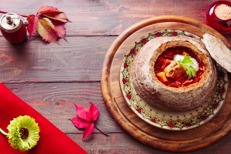 Проваріть 5-7 хв і дайте настоятися. Налийте готовий борщ у хліб і подавайте до столу!