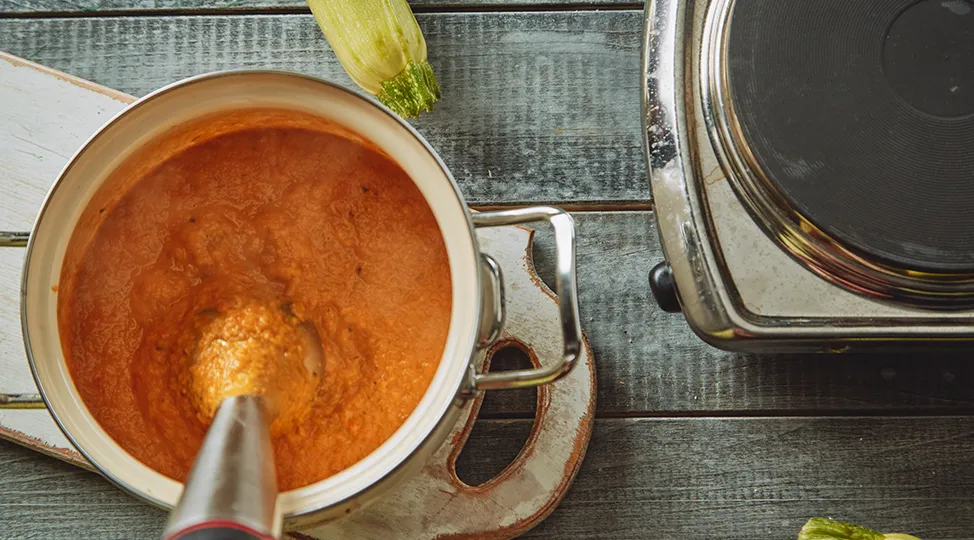 Пересипте все до каструлі або миски та збийте блендером до однорідної консистенції