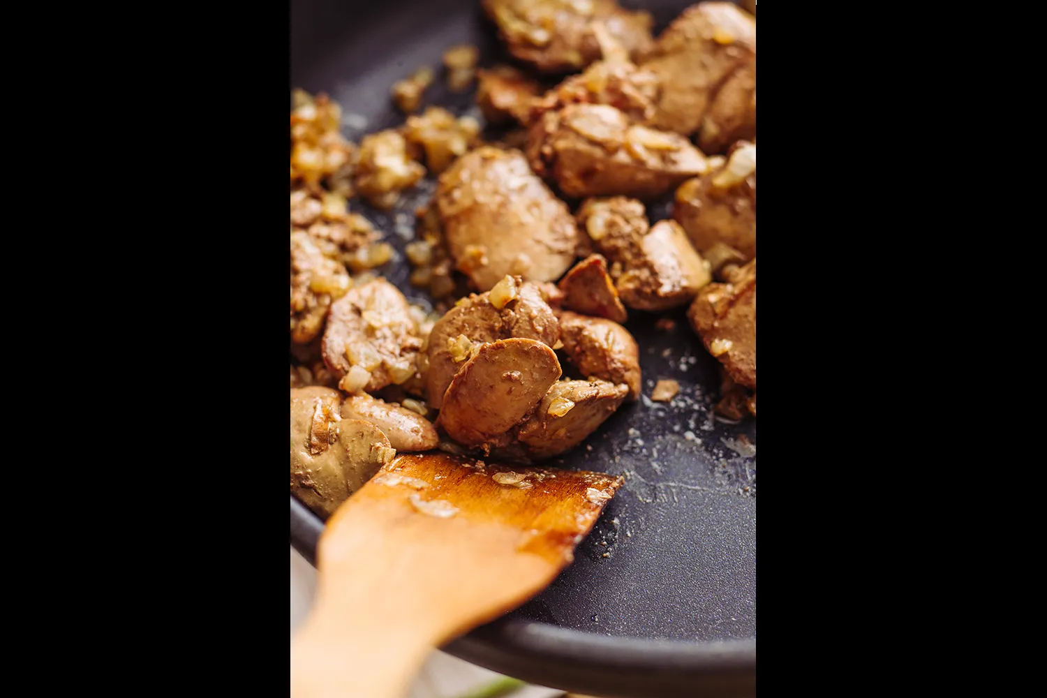 Ріпчасту цибулю нарізати дрібними кубиками і підсмажити з печінкою і часником.