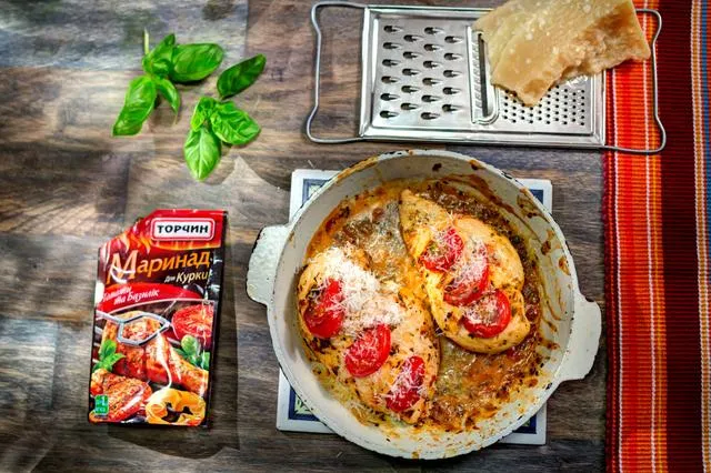 Запечена курка з томатами та сиром