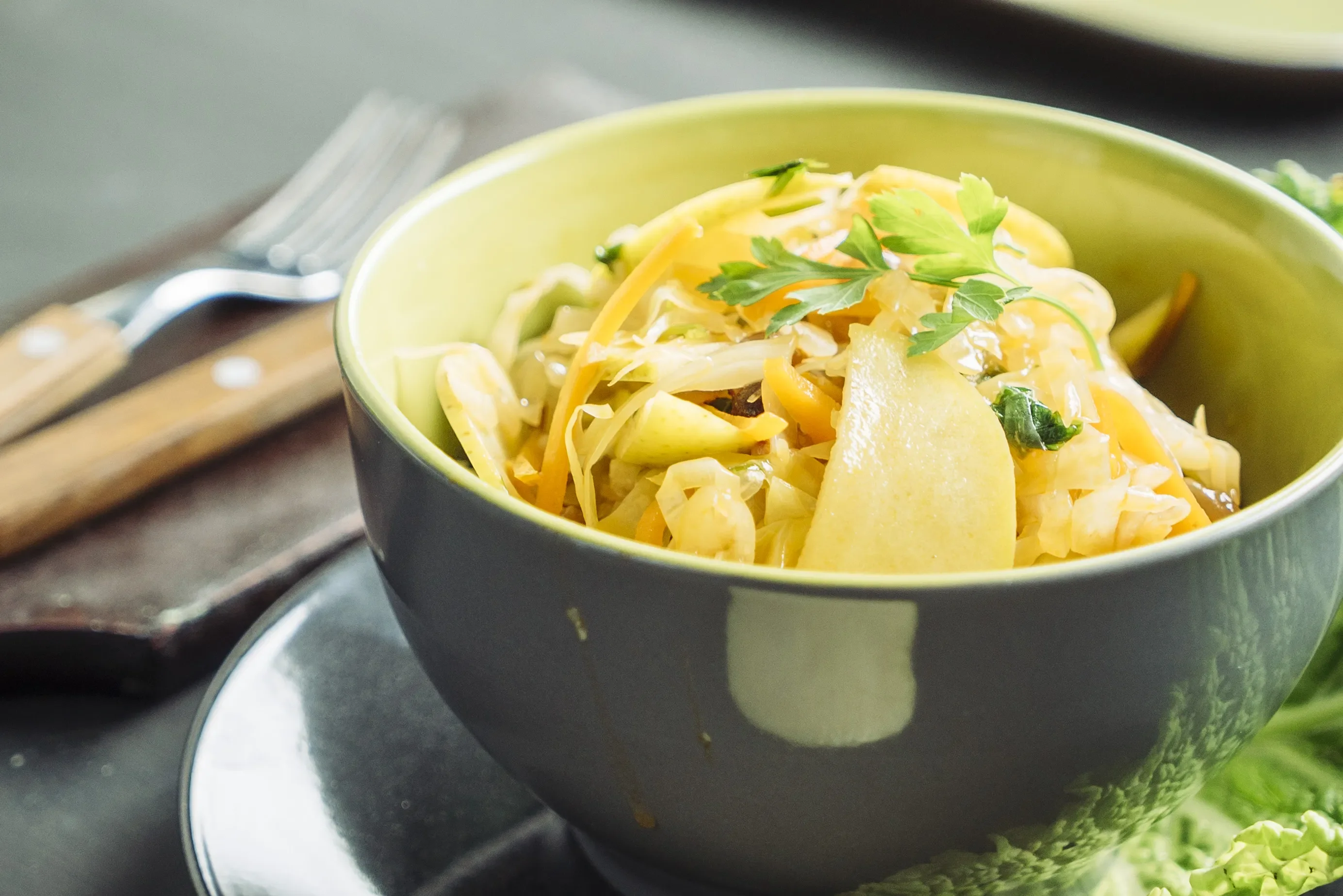 Тушкована капуста + яблука та родзинки