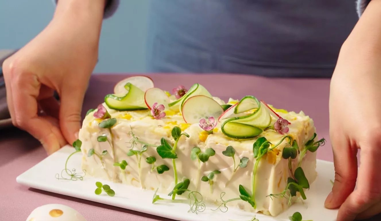 Готовим салат «Фиеста» с курицей, грибами и ананасами: